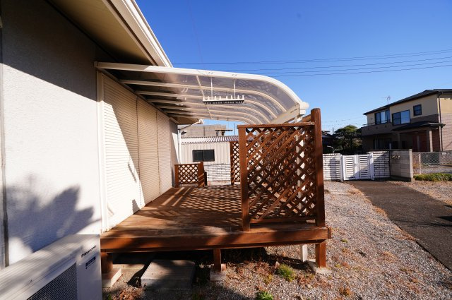 富岡市七日市　中古住宅の設備|現地写真　リビングから出入りできるウッドデッキはお洗濯に便利！