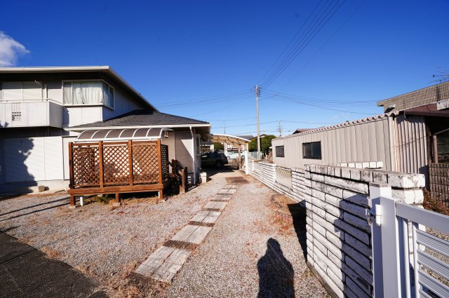 富岡市七日市　中古住宅の駐車場|現地写真　敷地内に奥まで詰めれば駐車も3、4台以上可能です！