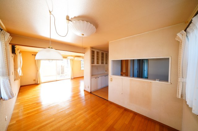 富岡市七日市　中古住宅の居間・リビング|現地写真　作業しやすい動線の対面キッチンとリビングダイニングです。