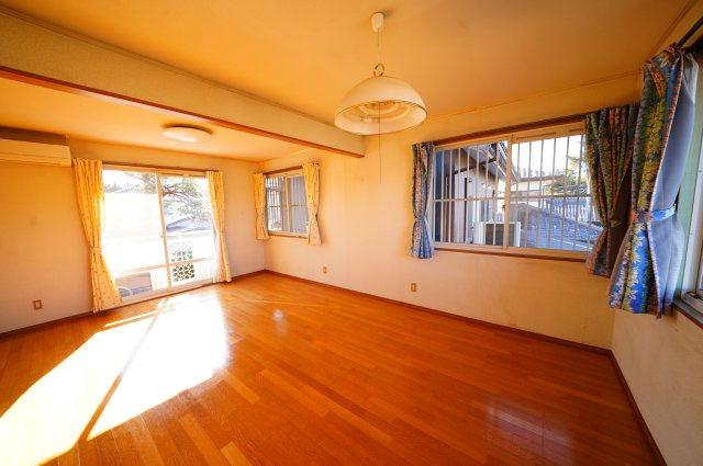 富岡市七日市　中古住宅の洋室|現地写真　南西側の広々洋室は約12帖で間仕切りも可能です！