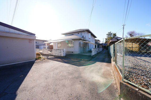 富岡市七日市　中古住宅の前面道路含む現地写真|現地写真　接面道路北側・東側　建て替えの際にはセットバックが必要です。