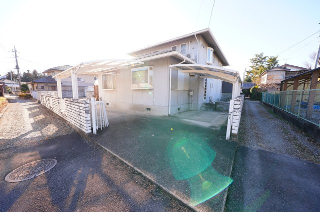 富岡市七日市　中古住宅の駐車場|現地写真　駐車場はL字2台分はカーポート付きです。