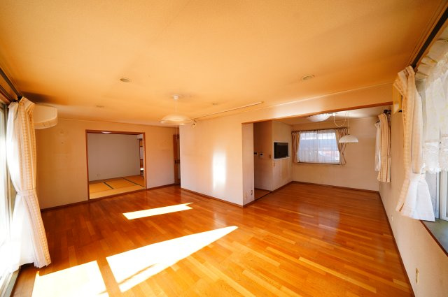 富岡市七日市　中古住宅の居間・リビング|現地写真　広ーいリビングはゆったりくつろげそうです♪