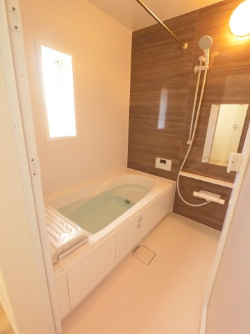 佐賀市木原　第6　2号棟の内観：施工例|1日の疲れがとれる、ゆったりとしたバスルーム。便利な浴室乾燥暖房機を完備。