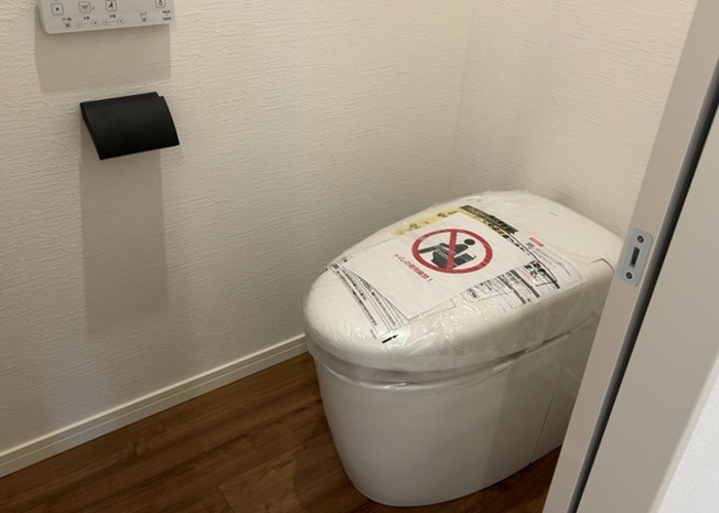 【トイレ】 | トイレは大きさや形、機能、抗菌性などが異なる多種多彩なタイプが各メーカーから出ています。それぞれに良さがあるため、事前にどういったタイプのトイレがいいのかをご家庭内で決めて、内見に行くといいでしょう。