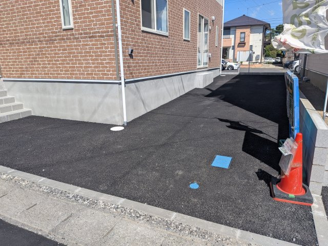取手市宮和田　第9　新築戸建　1号棟の駐車場|駐車3台可能で、出し入れしやすいゆとりのカースペース。
月々の駐車場代が不要な点も大きな魅力です。