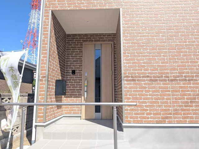 取手市宮和田　第9　新築戸建　1号棟の玄関|玄関ドアはカードキーで開閉も楽々♪
スマホでの開錠と施錠も可能です！
玄関上部には人感センサー付きのダウンライトがあるので、夜間の帰宅時に自動で点灯してくれます♪
防犯対策面にも一役買ってくれます！