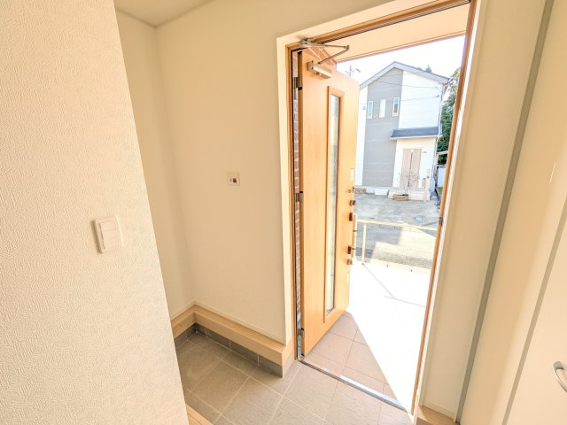 取手市宮和田　第9　新築戸建　1号棟の玄関|家族全員の靴がスッキリ片付く大容量シューズボックス完備。お客様を気持ちよく迎えられる、明るく清潔感あふれる玄関です。
