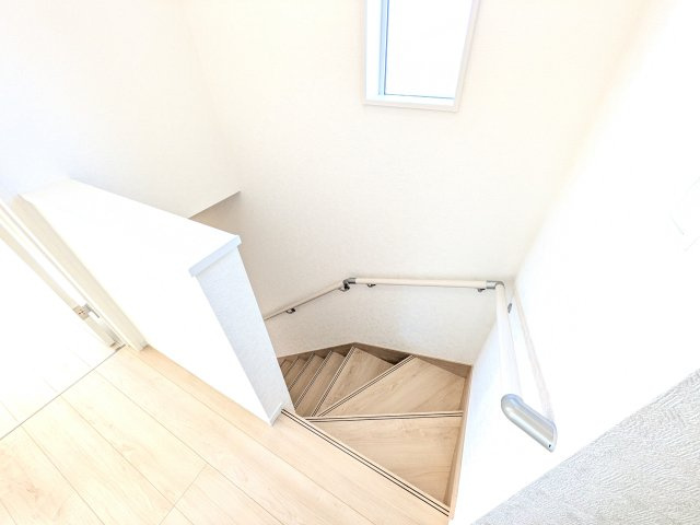 取手市宮和田　第9　新築戸建　1号棟の内装|窓付きで明るい階段は、手すり付きでお子様からご年配の方まで安心して上り下りができます♪