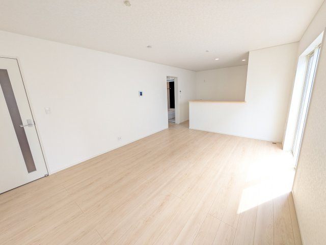 取手市宮和田　第9　新築戸建　1号棟の居間・リビング|居心地の良いデザインと機能性を両立。ご友人を招いたり、趣味を楽しんだり、様々なシーンで活躍する団らんの中心地です。
