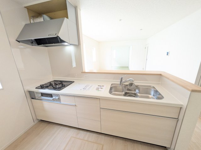 取手市宮和田　第9　新築戸建　1号棟のキッチン|対面式カウンターでリビングとの一体感を演出。使いやすい動線と豊富な収納で、毎日の料理時間も快適に過ごせます。
