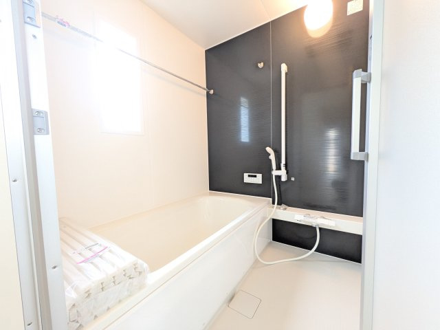 取手市宮和田　第9　新築戸建　1号棟の浴室|1坪タイプのゆったりとしたバスルームは浴室暖房換気乾燥機付きで、どんな季節でも快適なバスタイムを満喫出来ます♪ 窓付きで明るく開放的なところも良いですね！
