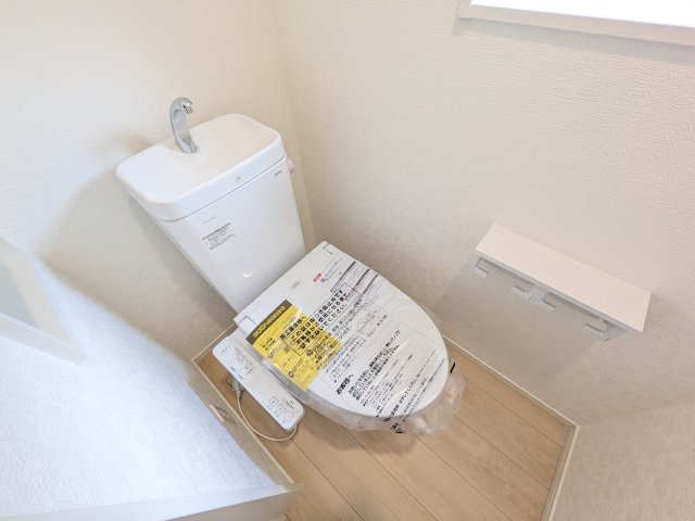 取手市宮和田　第9　新築戸建　1号棟のトイレ|少ない水でもパワフルに洗浄する節水設計。清潔さと機能性を両立させた、毎日気持ち良く使えるトイレ空間です。