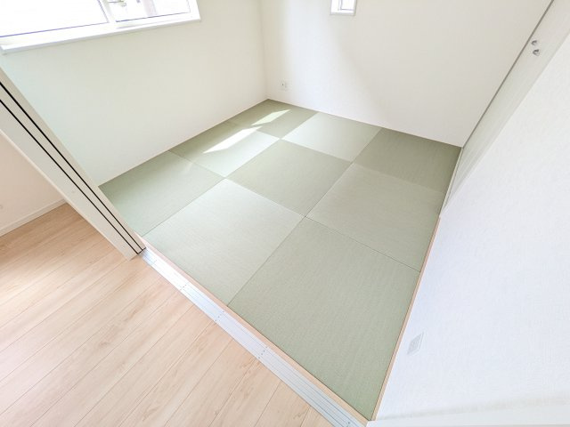 取手市宮和田　第9　新築戸建　1号棟の和室|琉球畳の和室は陽当たりも良く、落ち着ける空間です♪
リビングとの続き間になっているので、お子様の遊ぶスペースやお昼寝などにも使えます！
押し入れもあり収納にも困りません♪