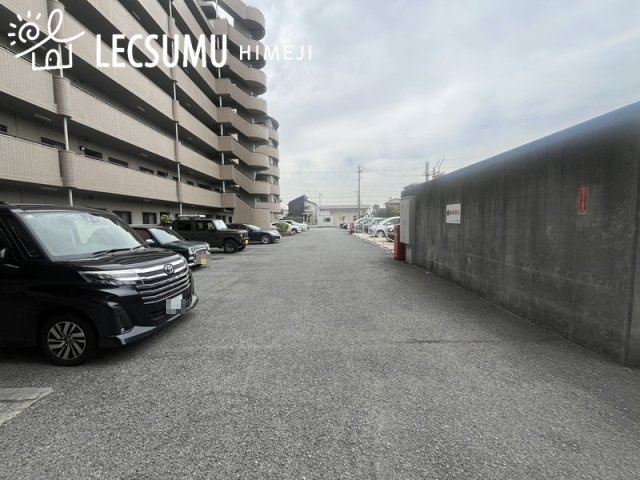 ロイヤルシャトー手柄南の駐車場