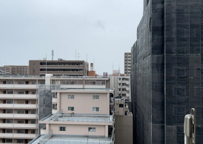【展望】 | リリーベル本厚木 | 眺望の良さを楽しめるダイニングキッチンで家族団らんの時間を過ごしてはいかがでしょうか。バルコニーから見える景色を家族で眺める時間は、時間が経つのを忘れてしまいそうですね。是非、現地を見に行きましょう！