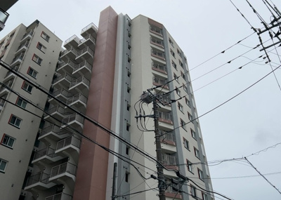 【外観】 | リリーベル本厚木 | 外観はマンション管理がされているかの目安になります。築年数が古いと、壁面は劣化してひび割れが生じることも！建物が古びていても細かいところが修繕されていると、きちんと管理されているなぁと感じるでしょう。