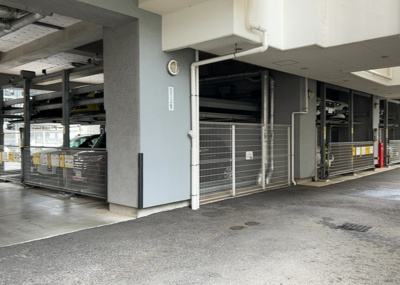 【駐車場】 | リリーベル本厚木 | 車一台あたりに必要なスペースは、標準サイズの普通自動車で横幅2m50cm、長さ5mは必要になります。ただし、乗降のことも考慮して横幅3m30cm、長さ5m50cmほどは確保できるところを選びましょう。