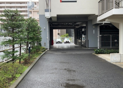 【駐車場】 | リリーベル本厚木 | 駐車場と明記されていても、最小スペースでつくられた駐車場だと大型車は駐車できなかったり、出入りしにくくなったりする可能性があります。お車のサイズと購入したい物件の駐車場のサイズを現地で確認しましょう。