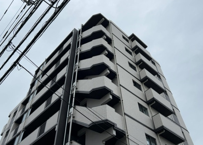 【外観】 | ＤＯＬＦＩＮＯ相模原東林間 | 家を建てる場合、方位は要チェックです。現実的に日当たりのよい家ならばリビングは南側、建築基準法でも北側に当たる家への配慮は求められています。土地を見学に行く際は、方位磁針を持って行くようにしましょう。