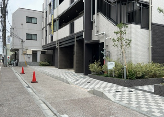 【外観】 | 土地の前の道路に消火栓が設置されていることがあります。この場合、道路交通法第45条第1項により、駐車禁止の場所が指定されています。そのため、車庫などの駐車スペースをつくることができない場合があります。