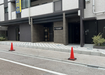 【外観】 | ＤＯＬＦＩＮＯ相模原東林間 | 現地に行くなら、物件の周囲の地形がどうなっているかを見ることも大切です。周辺より低くなっている土地では、大雨などで水が集まりやすいため、地盤が弱くなっているということも考えられるため、注意が必要です。