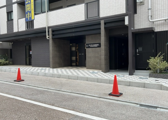【外観】 | ＤＯＬＦＩＮＯ相模原東林間 | 現地に行くなら、物件の周囲の地形がどうなっているかを見ることも大切です。周辺より低くなっている土地では、大雨などで水が集まりやすいため、地盤が弱くなっているということも考えられるため、注意が必要です。