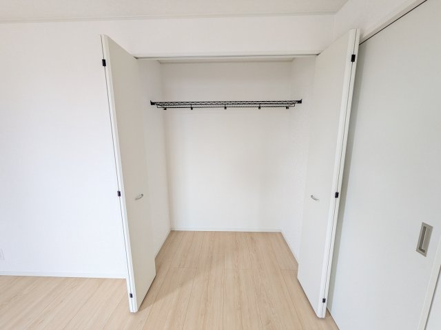 かすみがうら市下稲吉第15　新築戸建　の収納|大容量のクローゼットを完備。衣類から季節家電までスッキリ片付き、空間を有効活用できます。