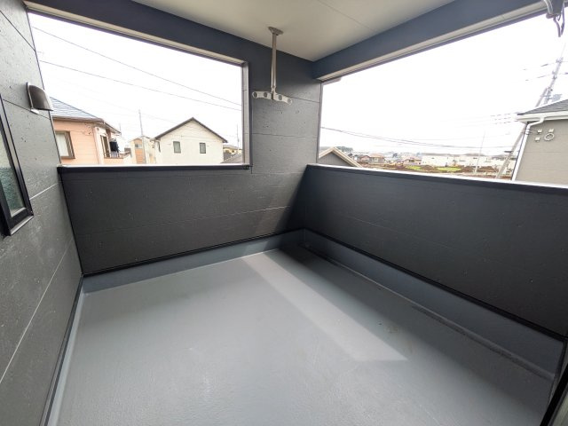 かすみがうら市下稲吉第15　新築戸建　のバルコニー|人気のインナーバルコニー。室内と一体感があり、雨の日のお子様の遊び場や、ペットの安全な外気浴スペースにも最適です♪