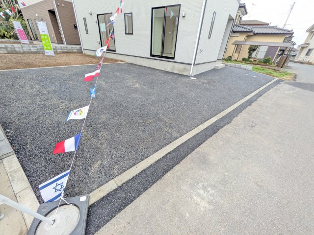 かすみがうら市下稲吉第15　新築戸建　の駐車場|駐車3台可能で、出し入れしやすいゆとりのカースペース。
月々の駐車場代が不要な点も大きな魅力です。