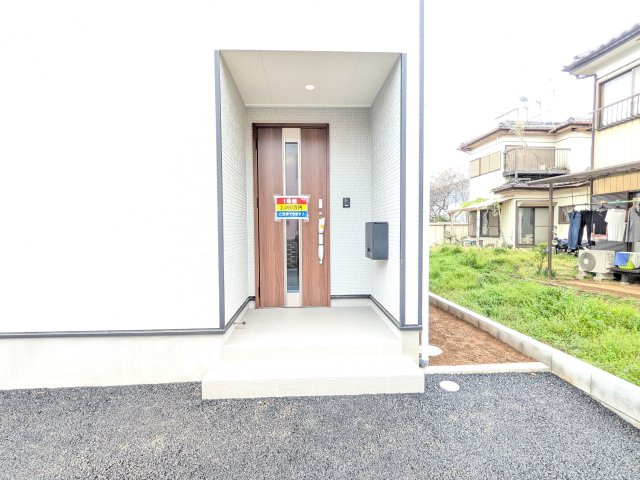 かすみがうら市下稲吉第15　新築戸建　の玄関|玄関ドアはカードキーで開閉も楽々♪
スマホでの開錠と施錠も可能です！
玄関上部には人感センサー付きのダウンライトがあるので、夜間の帰宅時に自動で点灯してくれます♪
防犯対策面にも一役買ってくれます！