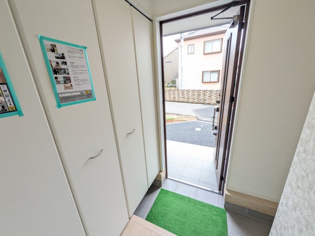 かすみがうら市下稲吉第15　新築戸建　の玄関|家族全員の靴がスッキリ片付く大容量シューズボックス完備。お客様を気持ちよく迎えられる、明るく清潔感あふれる玄関です。