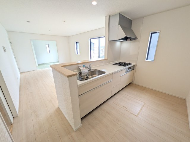 かすみがうら市下稲吉第15　新築戸建　の居間・リビング|家族の会話が自然と弾む、広々としたゆとりのLDK。南西向きの窓からたっぷりの光が射し込む明るく快適な空間です。