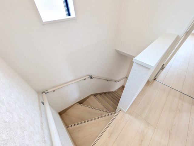 かすみがうら市下稲吉第15　新築戸建　の内装|窓付きで明るい階段は、手すり付きでお子様からご年配の方まで安心して上り下りができます♪