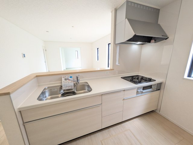 かすみがうら市下稲吉第15　新築戸建　のキッチン|対面式カウンターでリビングとの一体感を演出。使いやすい動線と豊富な収納で、毎日の料理時間も快適に過ごせます。