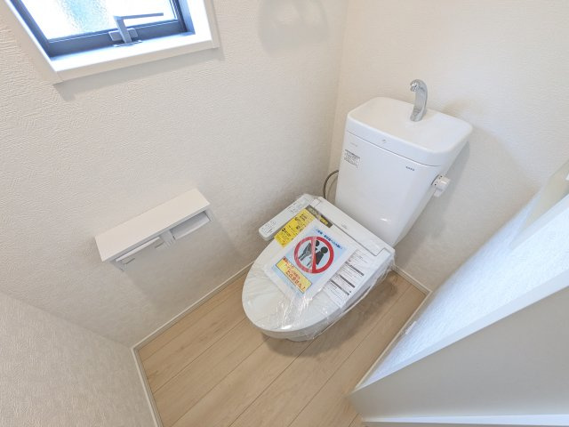 かすみがうら市下稲吉第15　新築戸建　のトイレ|少ない水でもパワフルに洗浄する節水設計。清潔さと機能性を両立させた、毎日気持ち良く使えるトイレ空間です。