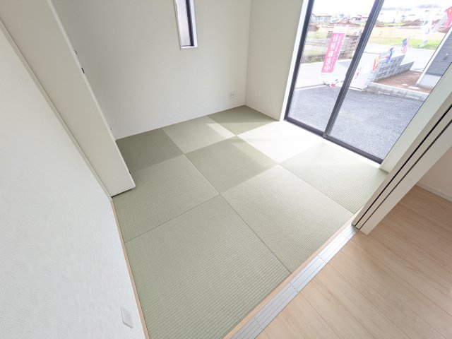 かすみがうら市下稲吉第15　新築戸建　の和室|琉球畳の和室は陽当たりも良く、落ち着ける空間です♪
リビングとの続き間になっているので、お子様の遊ぶスペースやお昼寝などにも使えます！
押し入れもあり収納にも困りません♪