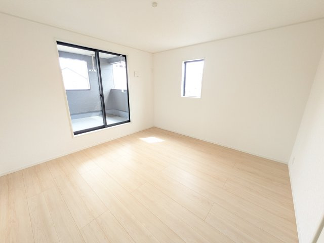 かすみがうら市下稲吉第15　新築戸建　の洋室|バルコニーに面した明るい２面採光で、毎朝爽やかな光を感じられます。