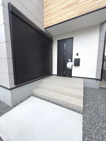 【玄関】 | 春日市白水ケ丘2丁目2期　1号棟（全2棟）【仲介手数料無料・0円】 | 現地写真。