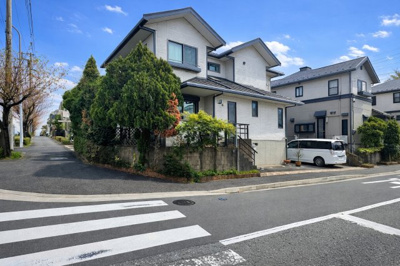 【前面道路含む現地写真】 | ◆青葉区あかね台2丁目　中古戸建◆ | ◆前面道路も幅員があり車の運転も安心！前面道路は閑静な住宅地。車通りの少ない道路です。お子様にも安心です。
