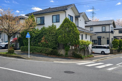 【前面道路含む現地写真】 | ◆青葉区あかね台2丁目　中古戸建◆ | ◆堂々たる趣ながら、主張し過ぎずどこか余裕を感じさせるシャープなフォルムで佇む邸宅は、晴天の空と照らし合わせる事で、本来あるべき完成形の姿を見せてくれます。