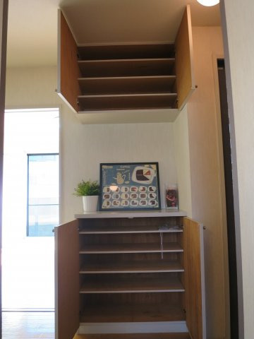 ベルテ伊藤D棟の玄関|たっぷり収納できるシューズボックス