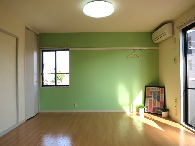 ベルテ伊藤D棟の居間・リビング|明るいアクセントクロス使用