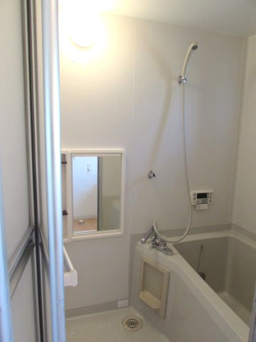 ベルテ伊藤D棟のシャワールーム|窓のある浴室