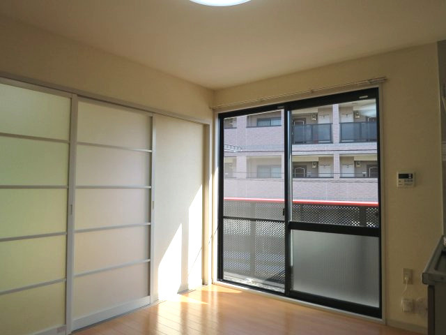 ベルテ伊藤D棟の洋室|ダイニングと洋室の引き戸を閉めた様子