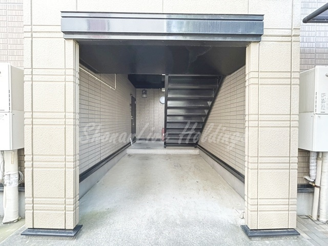藤沢市鵠沼松が岡２丁目のアパートのエントランス