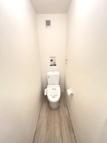 【トイレ】 | 春日市白水ケ丘2丁目2期　2号棟（全2棟）【仲介手数料無料・0円】 | 現地写真。2階にもトイレです。