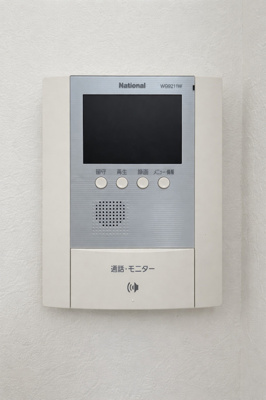 【防犯設備】 | コスモ白根公園　R7年室内Reform/鶴ヶ峰まで13分/陽当・通風良好 | ◆玄関に行かなくても来訪者が確認でき、ハンズフリーで会話をすることが出来ます。モニターを確認する事によって防犯効果も高まります。