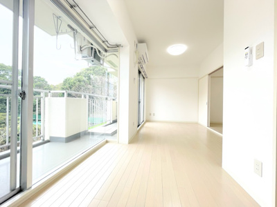 【居間・リビング】 | コスモ白根公園　R7年室内Reform/鶴ヶ峰まで13分/陽当・通風良好 | ◆ご家族の会話がはずむ、開放的なＬＤＫです。休日はお陽さまの光をたっぷりととりこめるぽかぽかリビングで過ごしませんか？