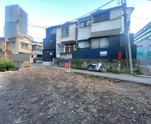 【前面道路含む現地写真】 | 東急池上線「大崎広小路」駅へも徒歩5分と、2路線利用可能な交通利便性が魅力です。通勤・通学の時短が叶い、朝のひとときや帰宅後の家族時間にゆとりが生まれます。都市の利便を享受する軽快な生活を。